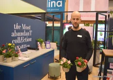 Peter van den Ham with Nolina, showing two new varieties to their potted rose assortment: Pia and Gigi, both produced in pot size 7 cm. Plants will be available from week 12 onwards.